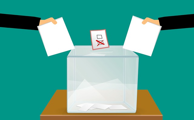házení volebních lístků do urny
